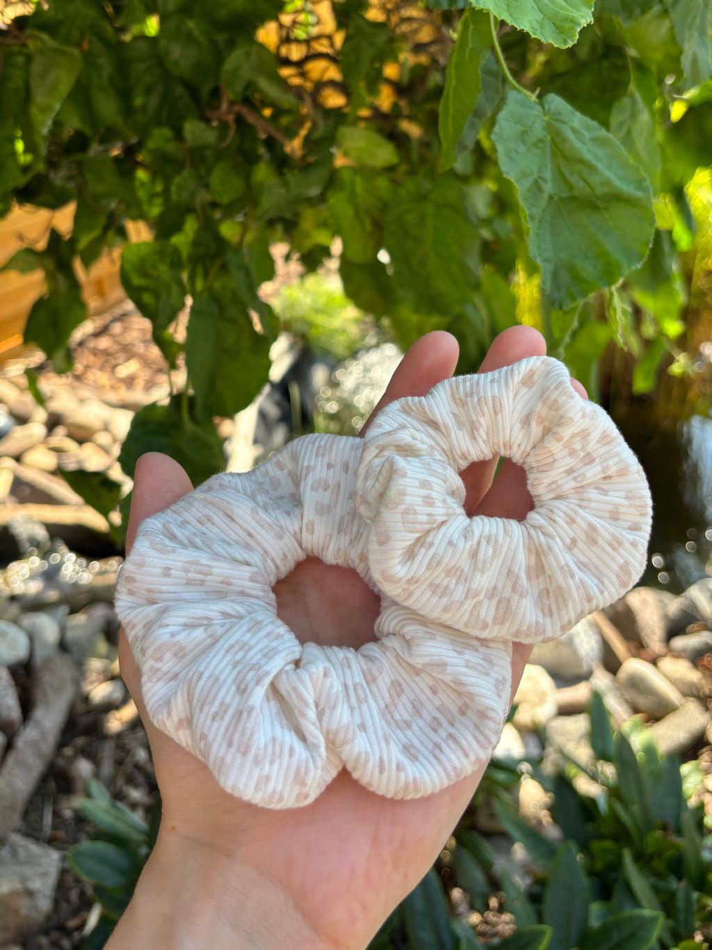 Handmade Scrunchie „Leo hell“