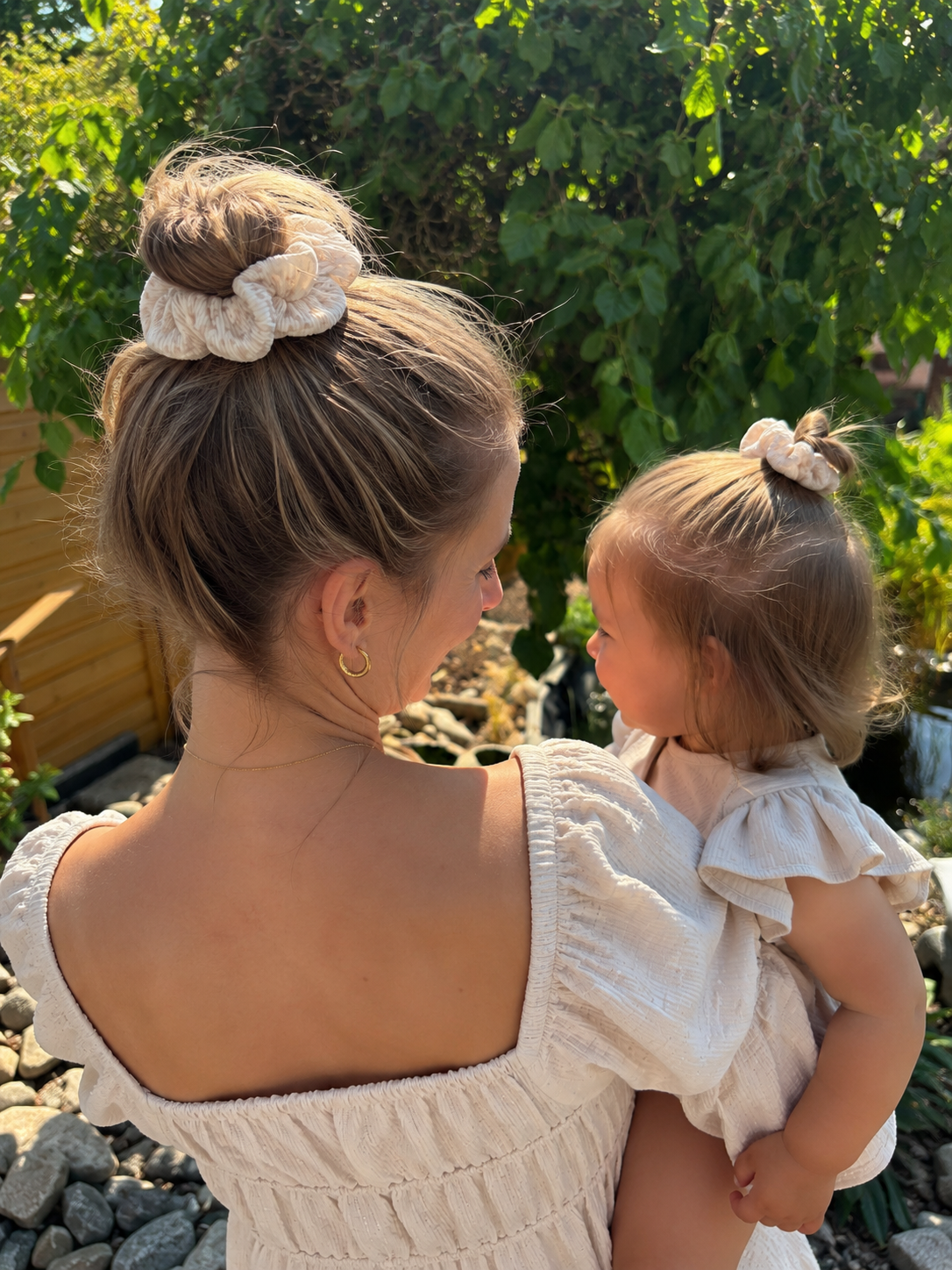 Handmade Scrunchie „Leo hell“