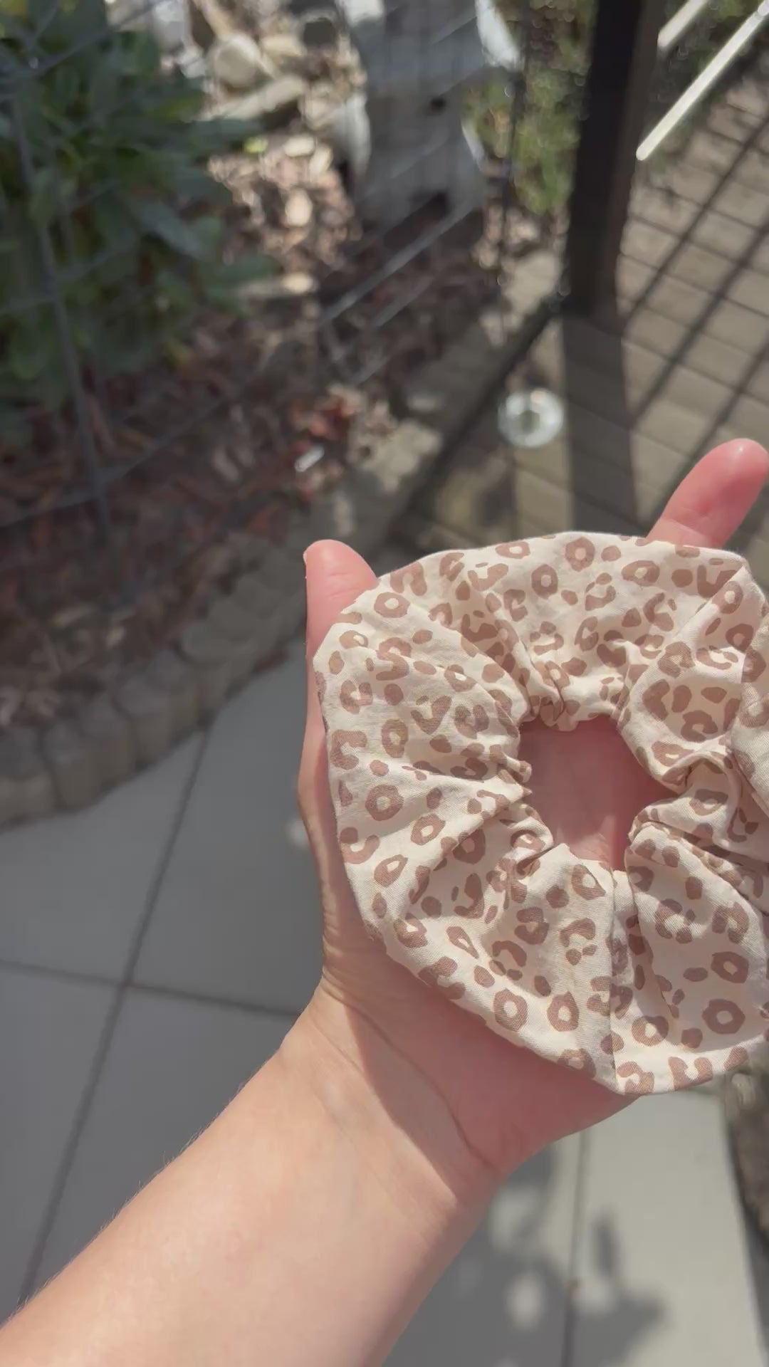 Handmade Scrunchie „Leo-Muster“