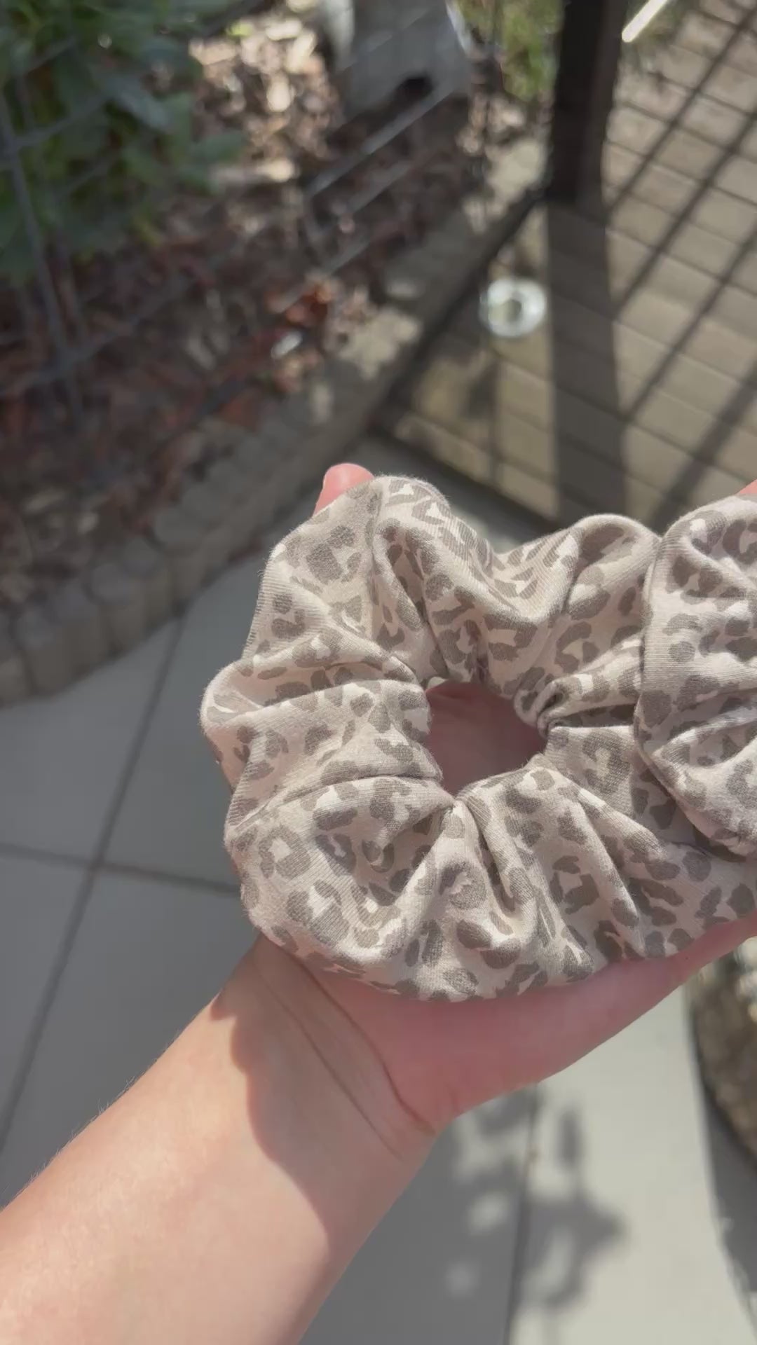 Handmade Scrunchie „Leo Greige“