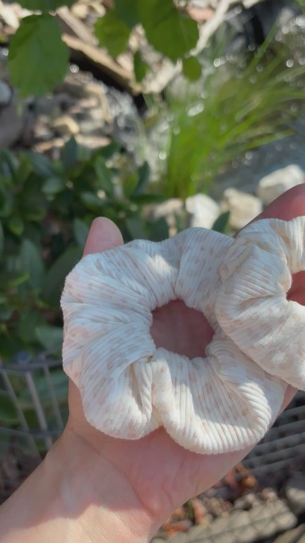Handmade Scrunchie „Leo hell“