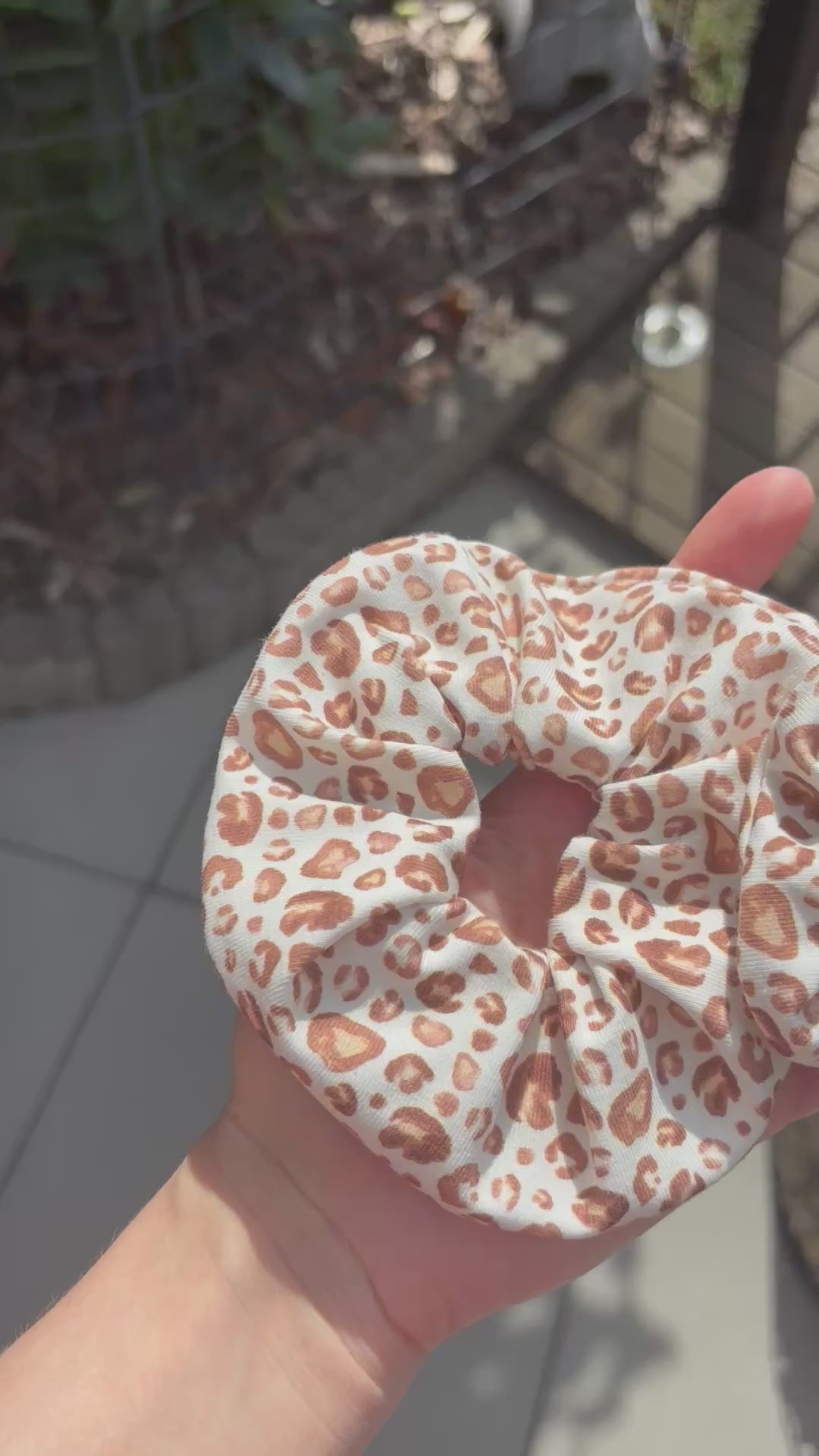 Handmade Scrunchie „Leo dunkel“